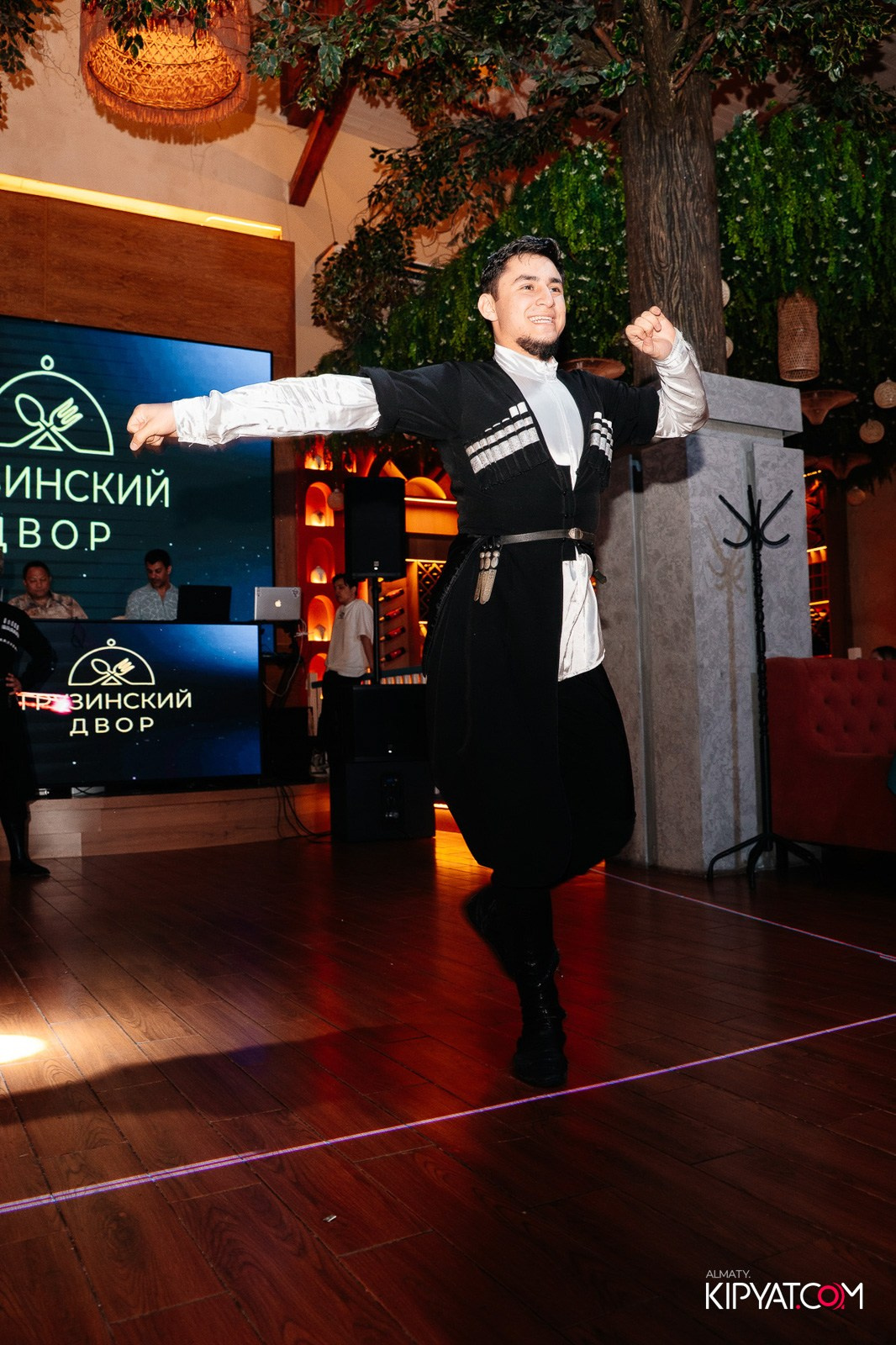 ГРУЗИНСКИЙ ДВОР НА КАБАНБАЙ БАТЫРА. КИПЯТКОМ АЛМАТЫ!