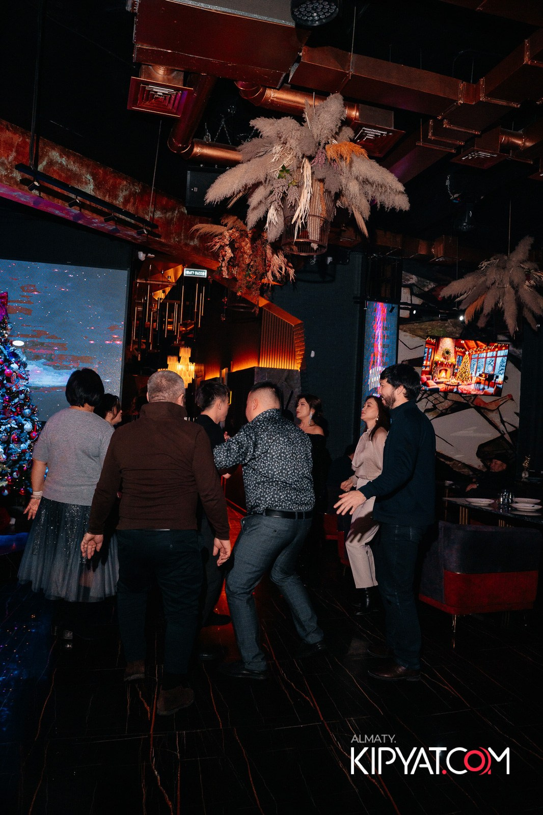 БАР ПАНАЕХАЛИ НА ТОЛЕ БИ. КИПЯТКОМ АЛМАТЫ!