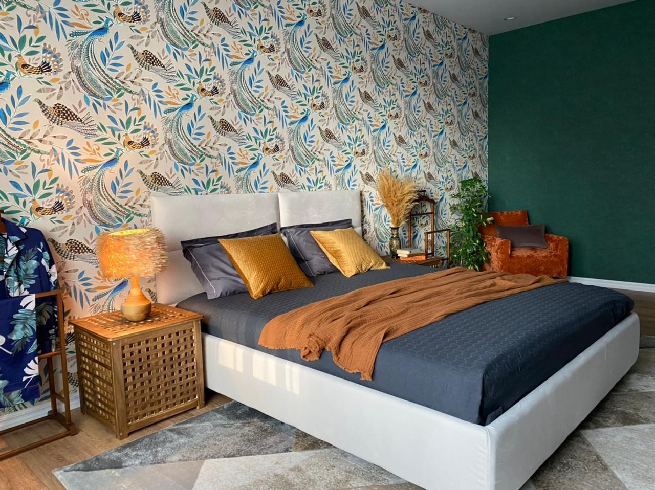 Современный интерьер спальни с ручным декором