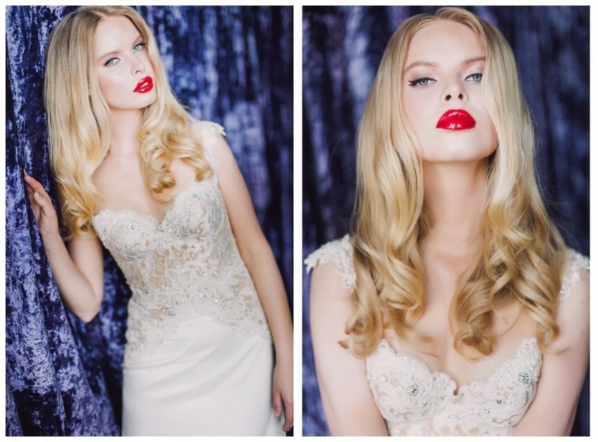 белокурая невеста в белом платье с ярко красной помадой на губах на фоне синих штор
