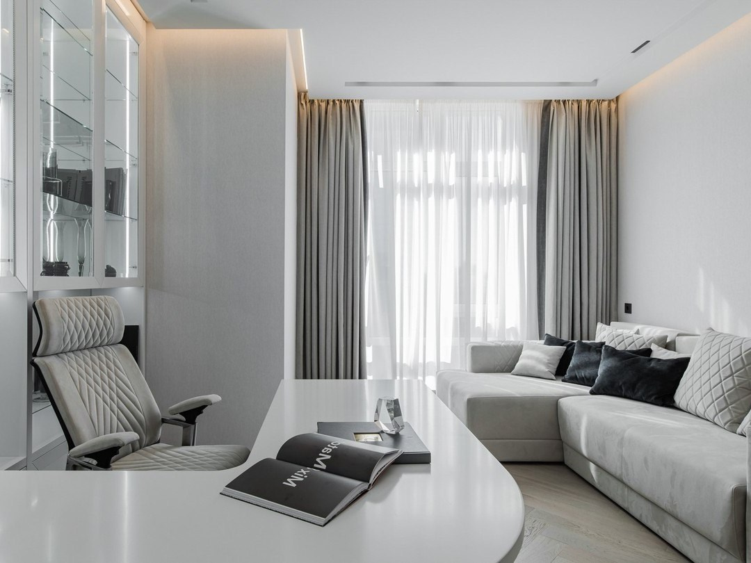 Современный кабинет в светлых тонах с белым столом и мягким креслом | Проект Валерии Котович