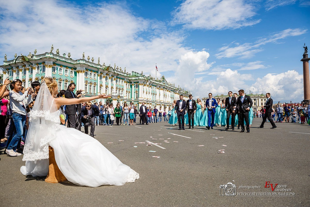 свадебная фотосессия свадебный фотограф  репортаж Красноярск цена заказать забронировать фотосъёмка фото репортаж свадебный танец  дворцовая площадь Санкт-Петербурга идея место пример фото позы образ для свадебной фотопрогулки ведущий на свадьбу тамада визажист макияж прическа невесты свадебное платье костюм жениха стилист  