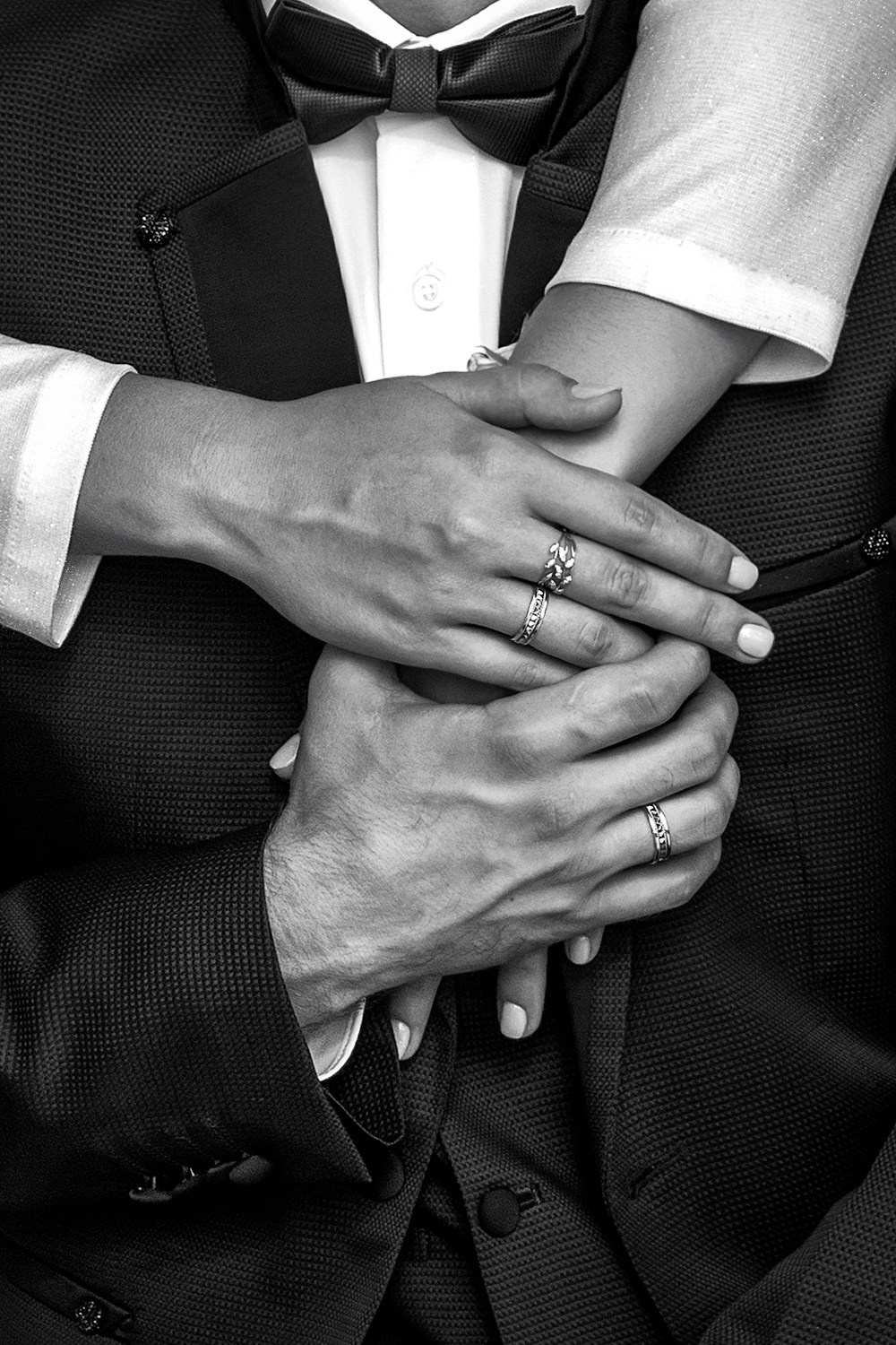 Свадебная съёмка в Ульяновске - жених держит руку невесты