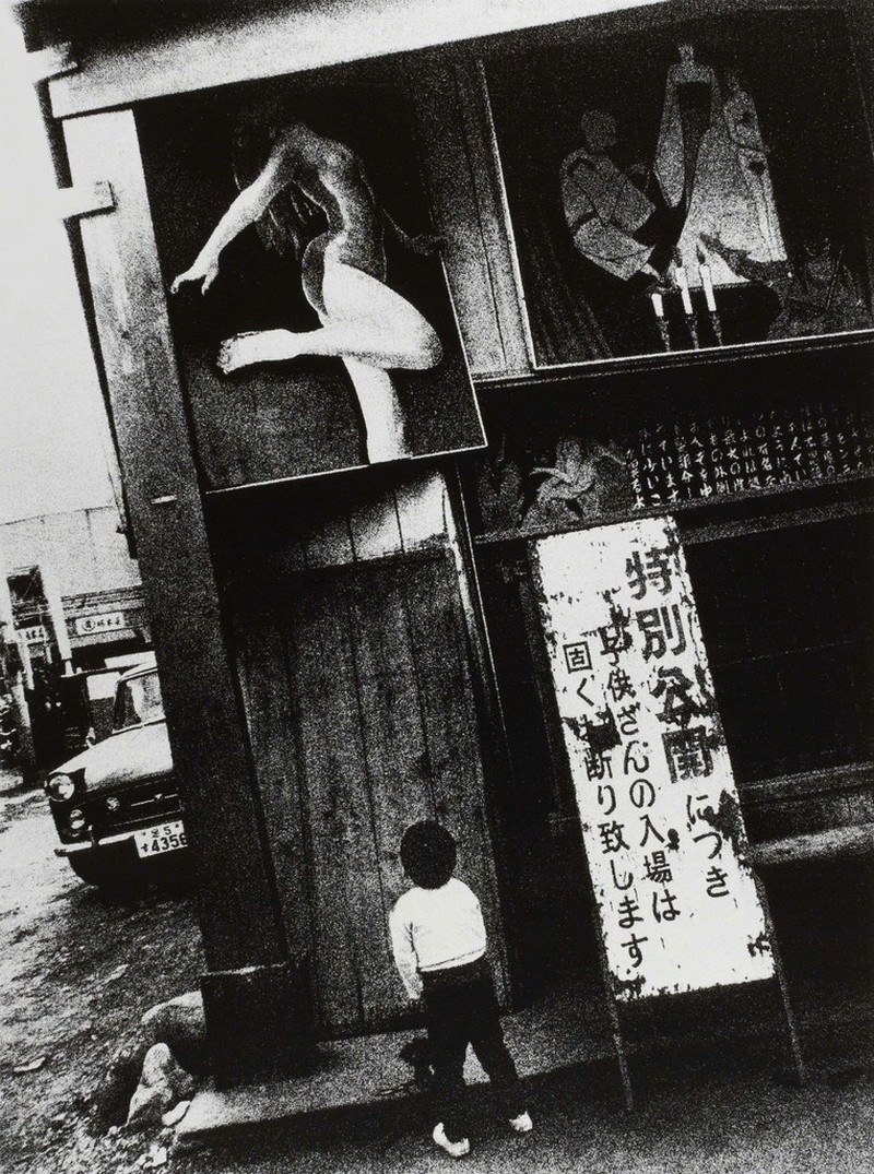 уличная фотография Дайдо Мориямы с высокой контрастностью и зерном