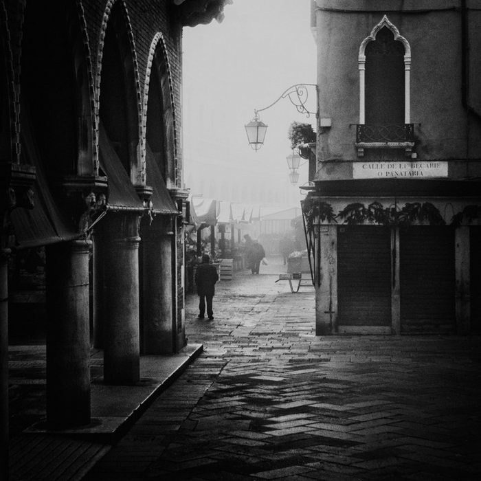 чёрно-белая фотография Андо Фукса с городской сценой