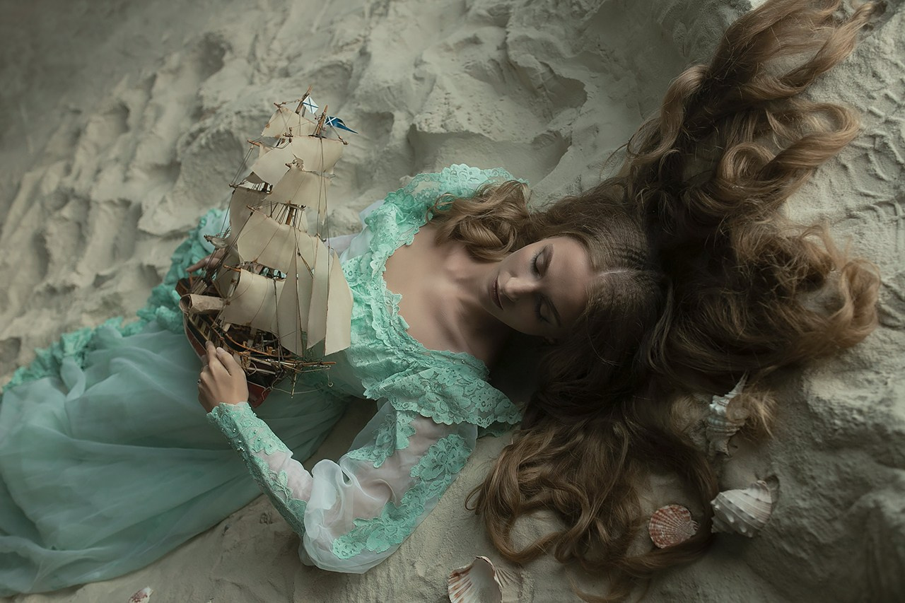 Девушка и море. Художественная винтажная фотография