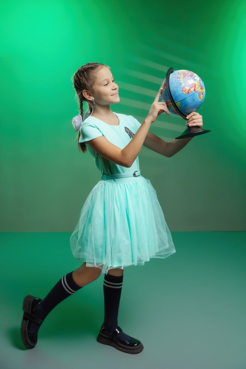 Портрет на цветной стене с рисунком «Гобо». Правильный Выпускной Альбом