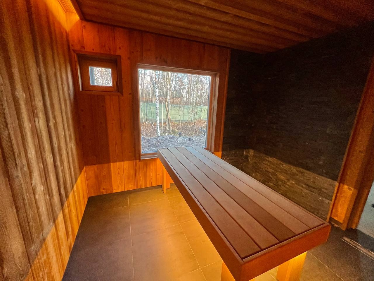 На берегу залива, в SPA «Пляж 33», гостей ждут две идентичные русские парные, где жар задают дровяные печи Aito AK-47. SaunaTopMasters