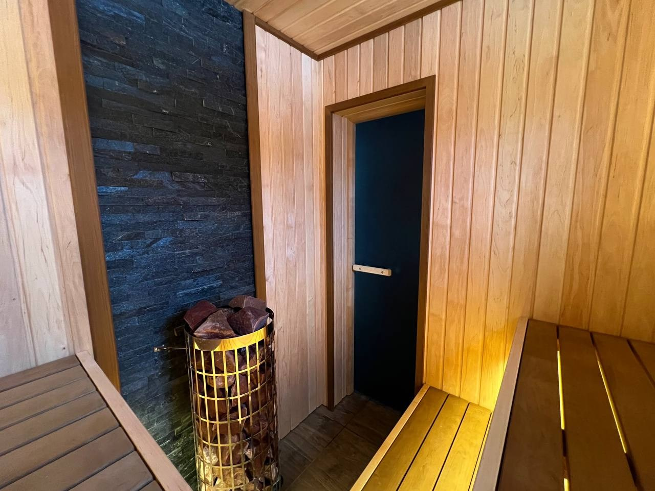 Сауна в Симагино в стиле STM: ольха и термоольха, парящие полки и максимум комфорта в компактном пространстве. SaunaTopMasters