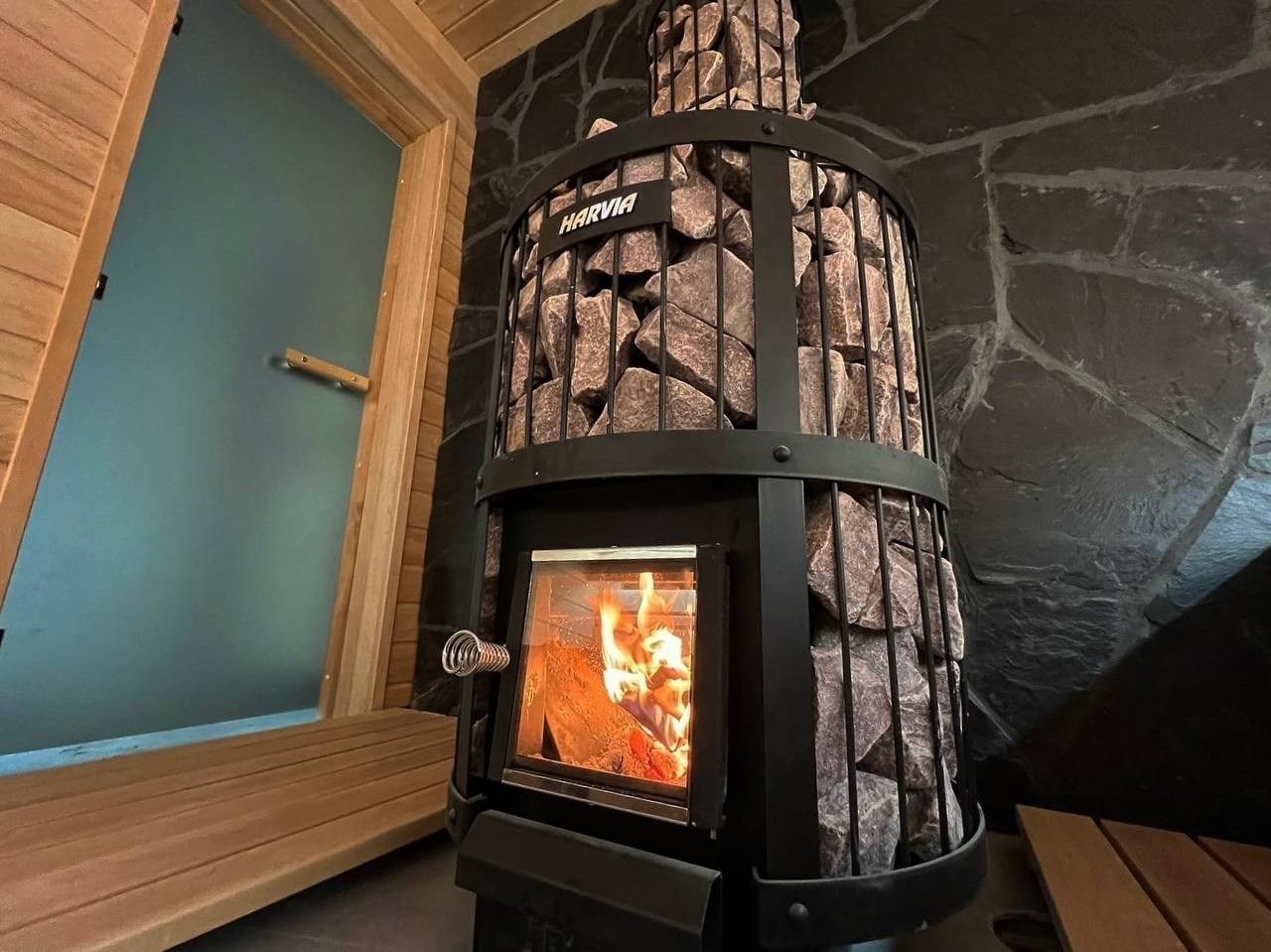 Эксклюзивная парная в Мендсарах из разнокалиберной светлой ольхи и шунгита, а внутренняя топка только усиливает эффект контраста. SaunaTopMasters