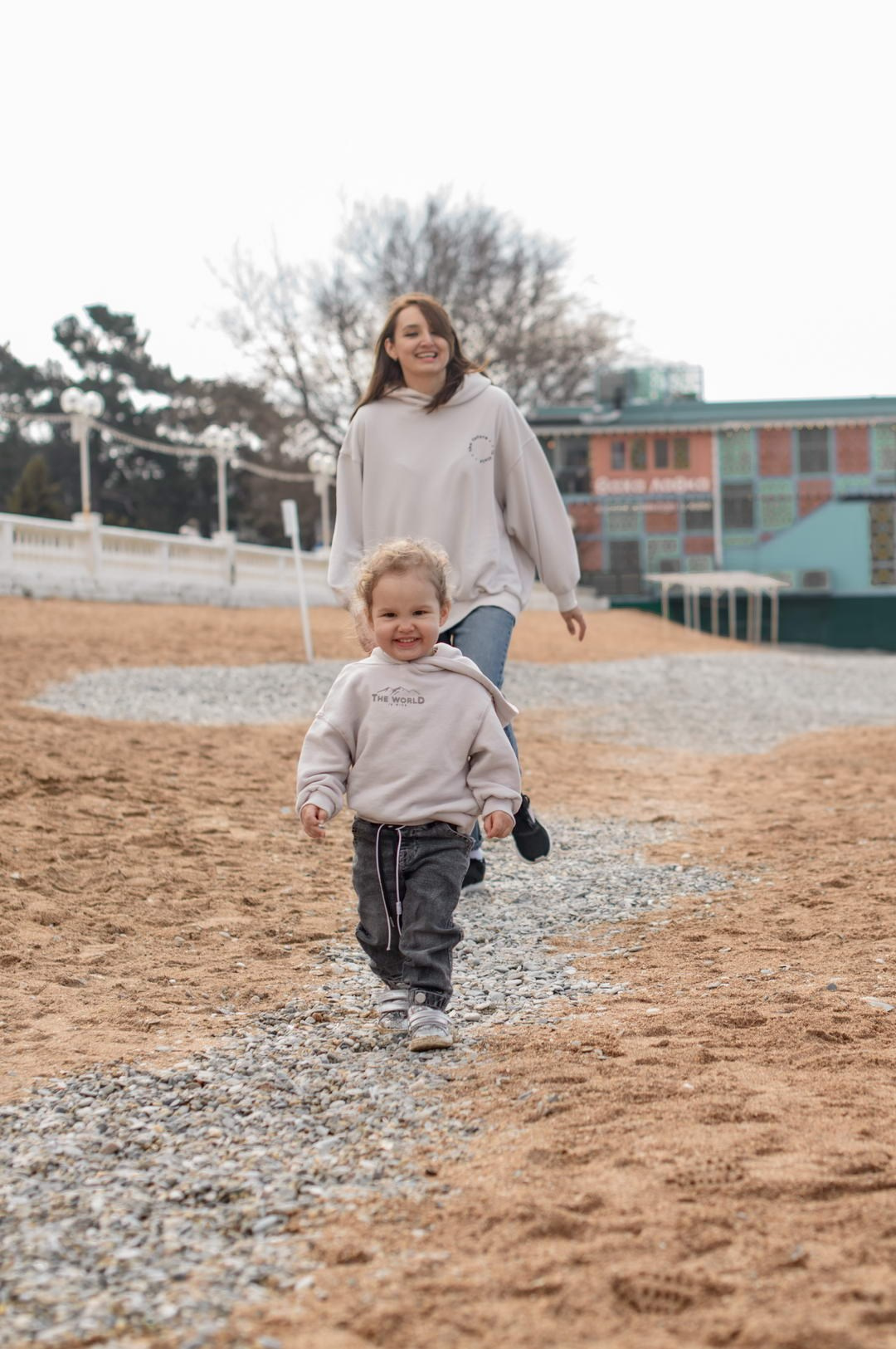 Семейная фотосессия осенью на берегу моря в Геленджике — фотограф Жанна Шестопалова