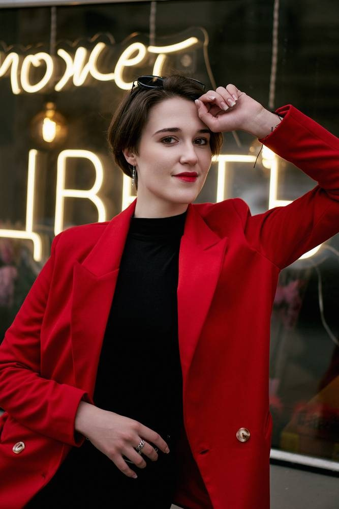 Кадр из портретной фотосессии для девушки в красном пиджаке