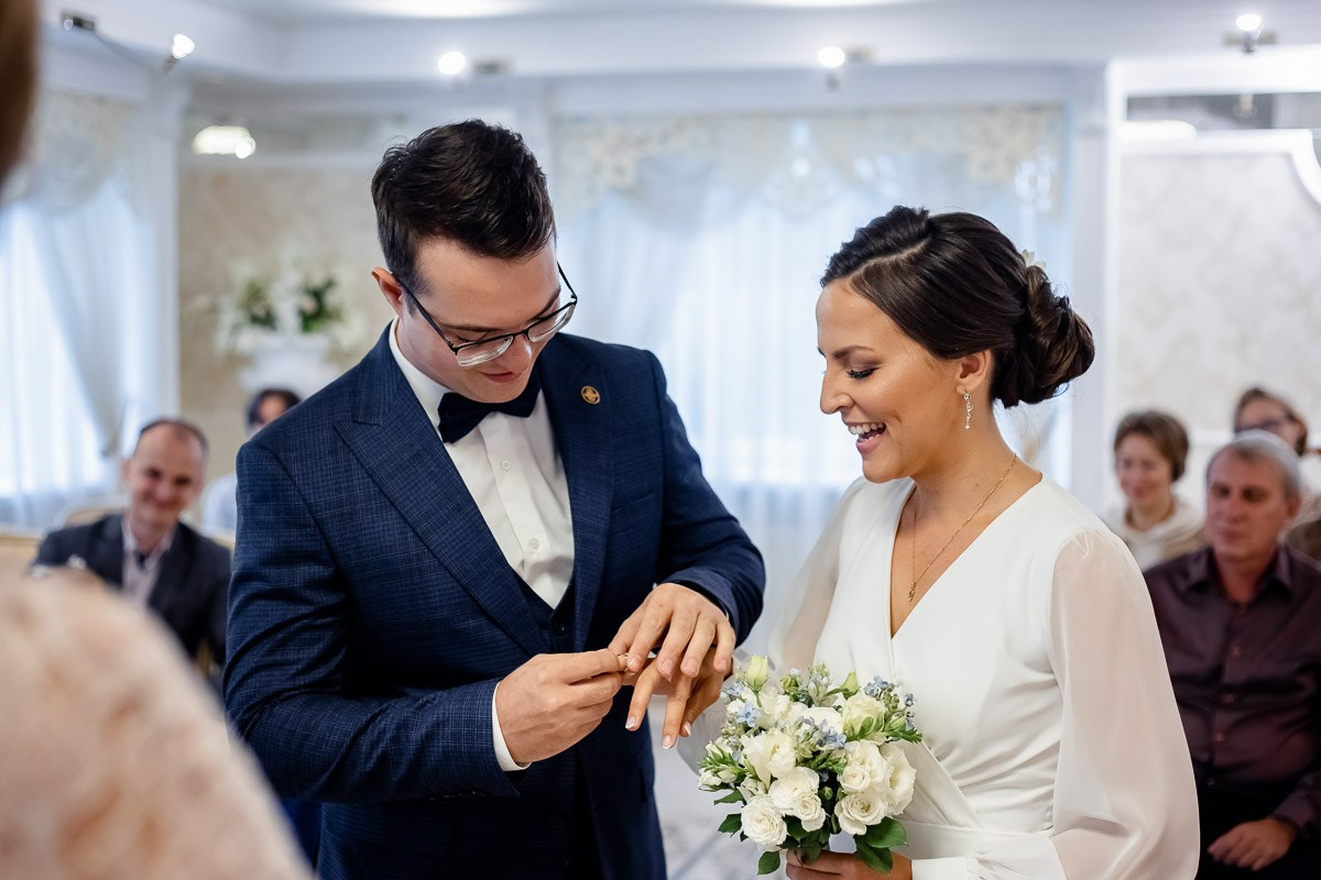 Жених и невеста. Обмен кольцами в ЗАГСе Петергофа.