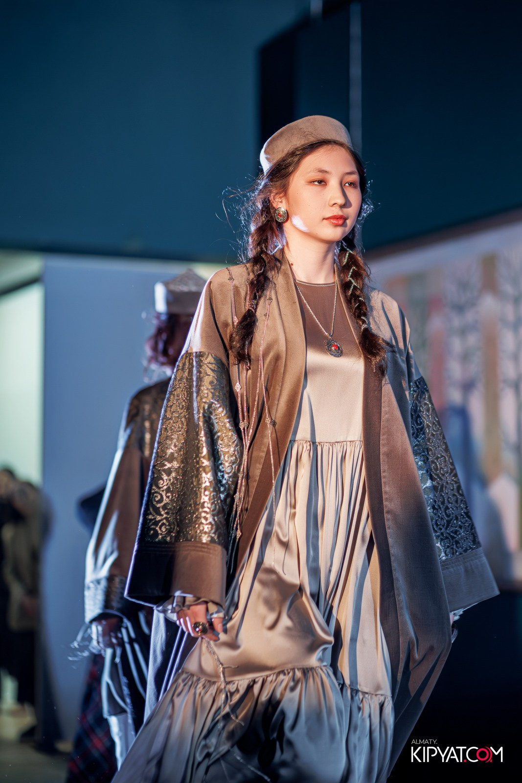 FASHION ПОКАЗ, КАЗАХСКОЙ НАЦИОНАЛЬНОЙ ОДЕЖДЫ. КИПЯТКОМ АЛМАТЫ!