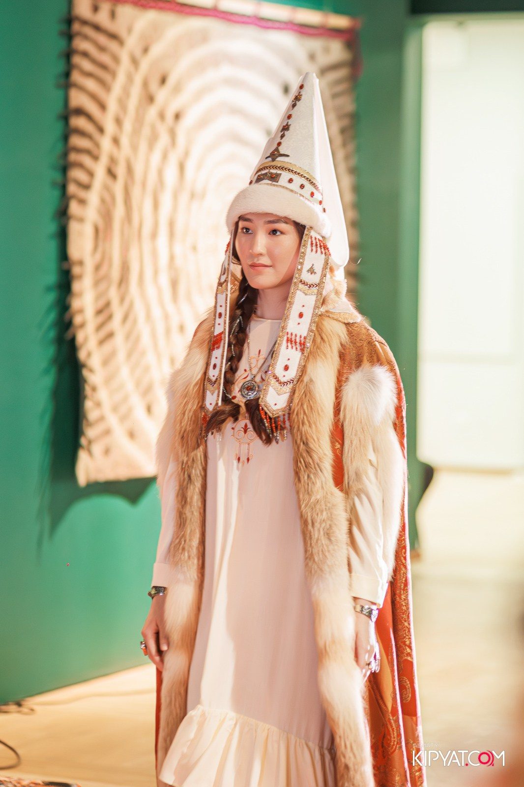 FASHION ПОКАЗ, КАЗАХСКОЙ НАЦИОНАЛЬНОЙ ОДЕЖДЫ. КИПЯТКОМ АЛМАТЫ!