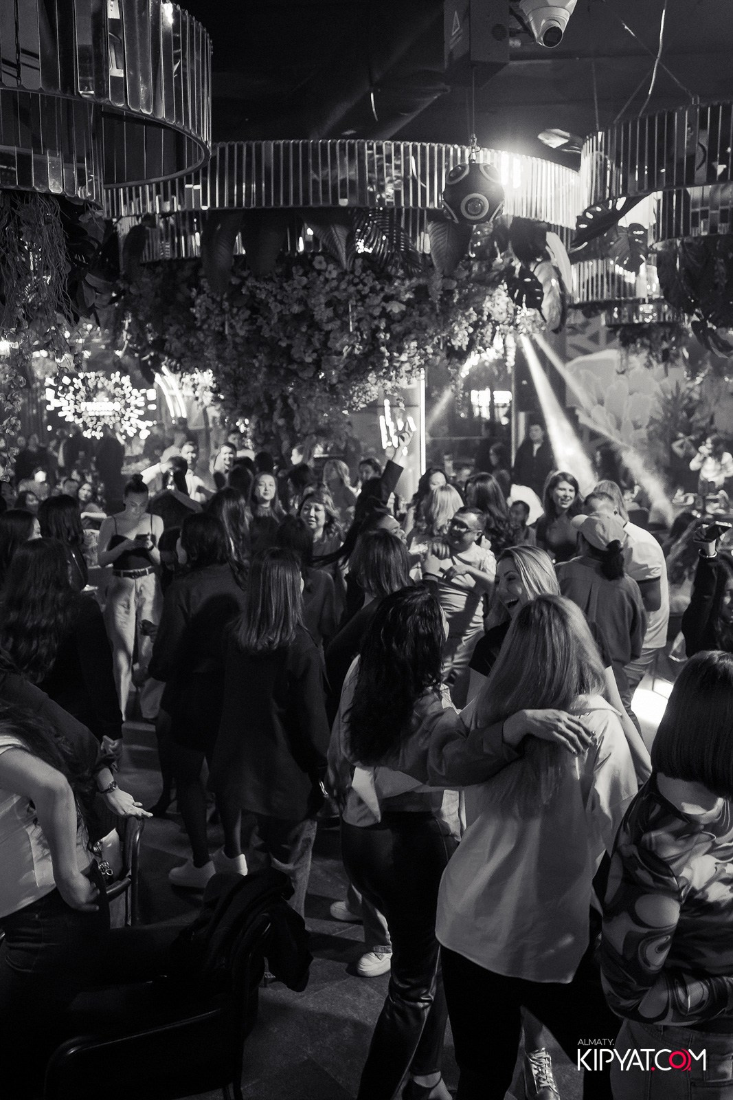 FRIENDS BAR & TERRACE. КИПЯТКОМ АЛМАТЫ!