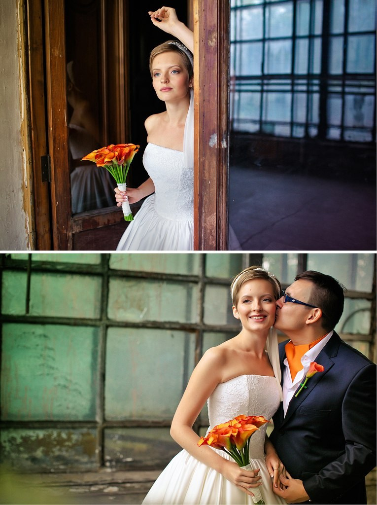 невеста с оранжевыми каллами стоит рядом с огромными окнами оранжереи