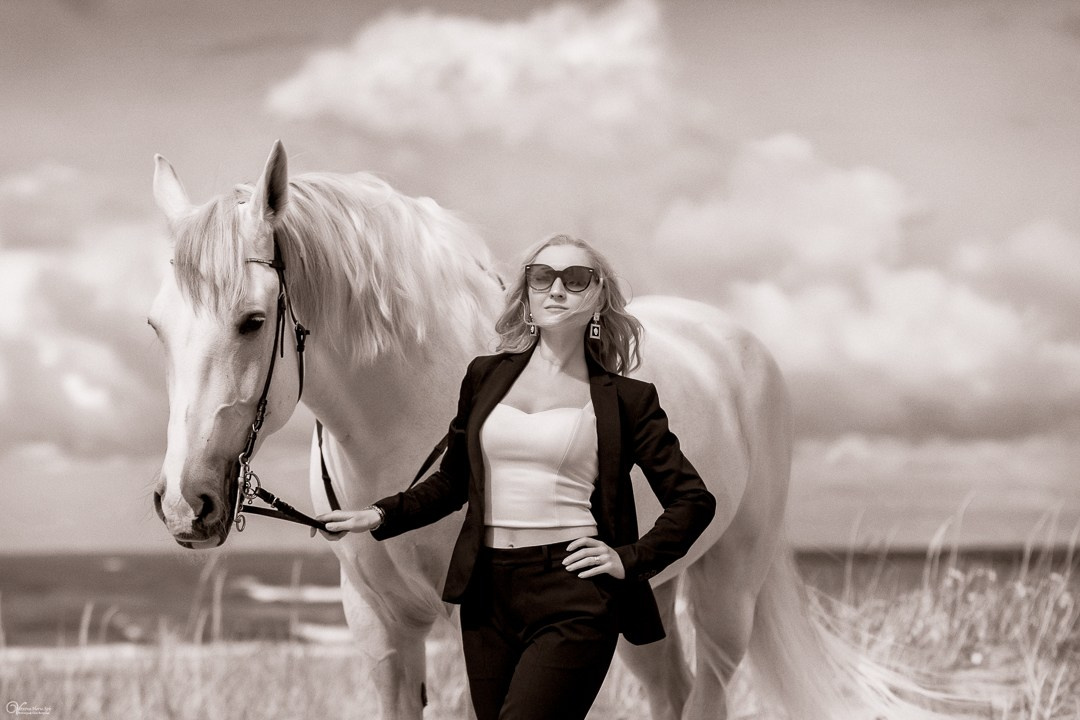 Фотосессия с белой лошадью СПБ. Фотограф женский и мужской портрет Санкт-Петербург