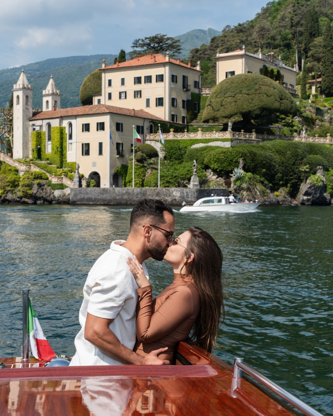 Lake Como boat photo, couple in front of Villa del Balbianello