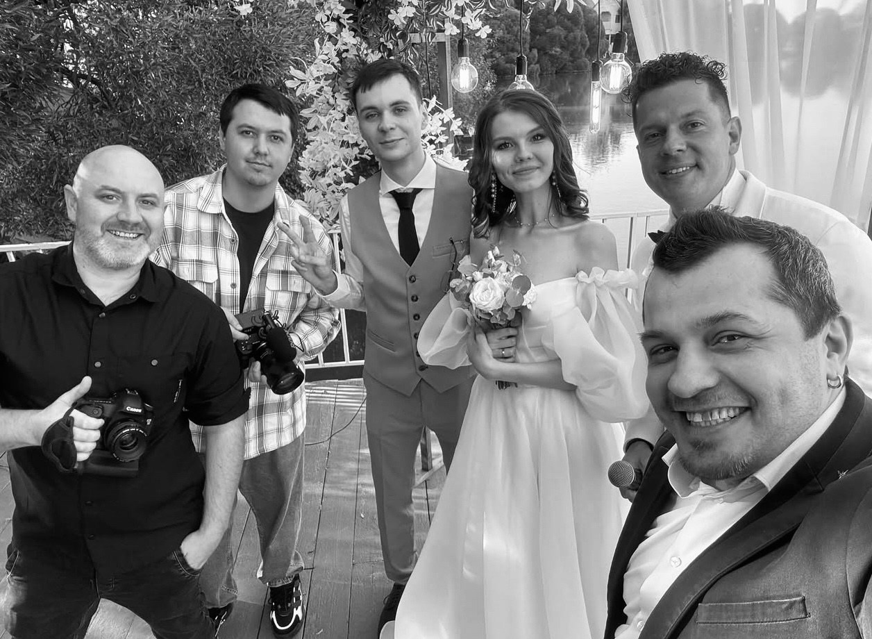 Фотограф в кадре — на протяжении уже 10 лет, по традиции делаю обязательно фото с молодыми!. Свадебный фотограф Александр Абрамов Москва / Зеленоград