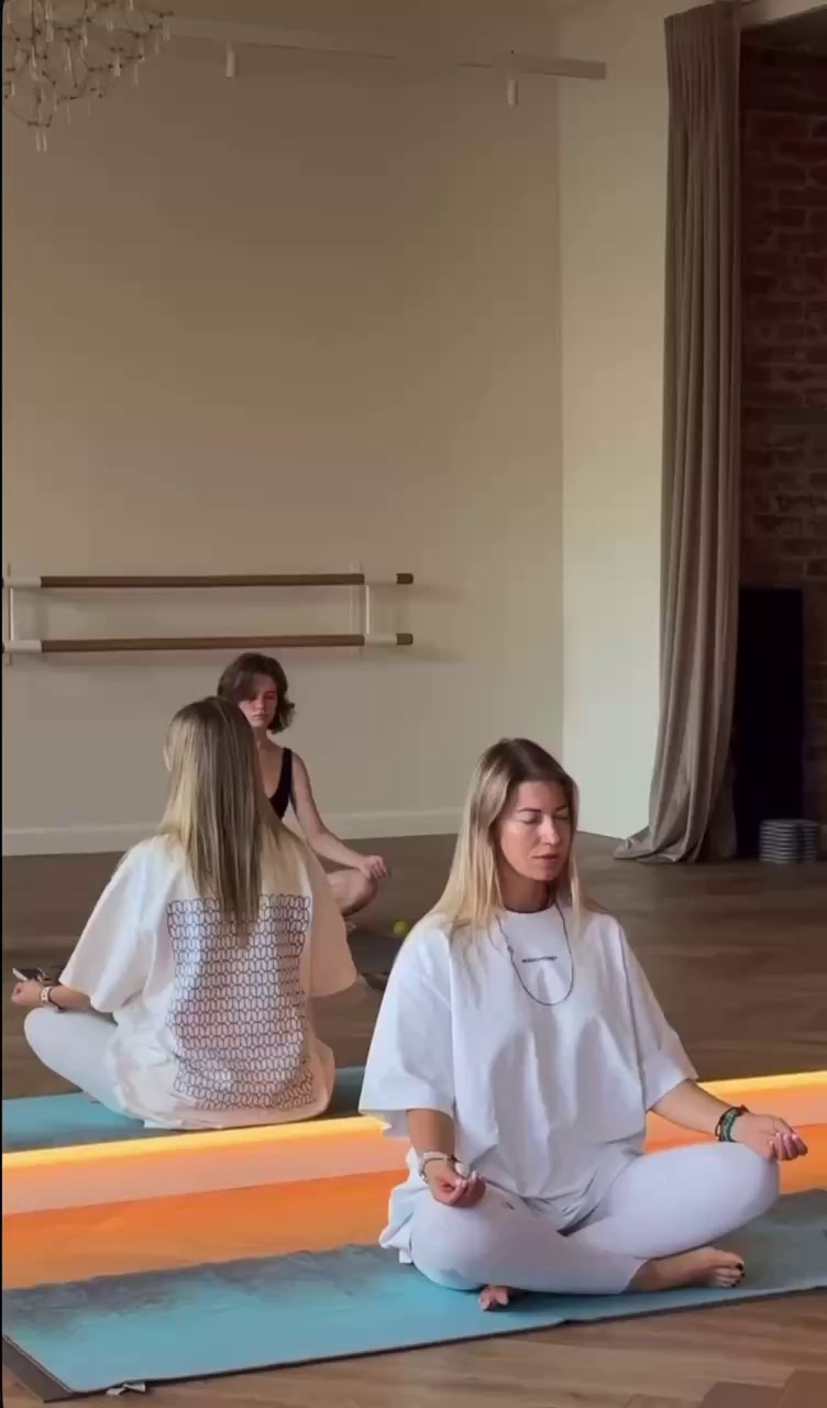 Занятия «Йога с Джонни». Фотостудия во Всеволожске. Подходит для всех творческих проектов