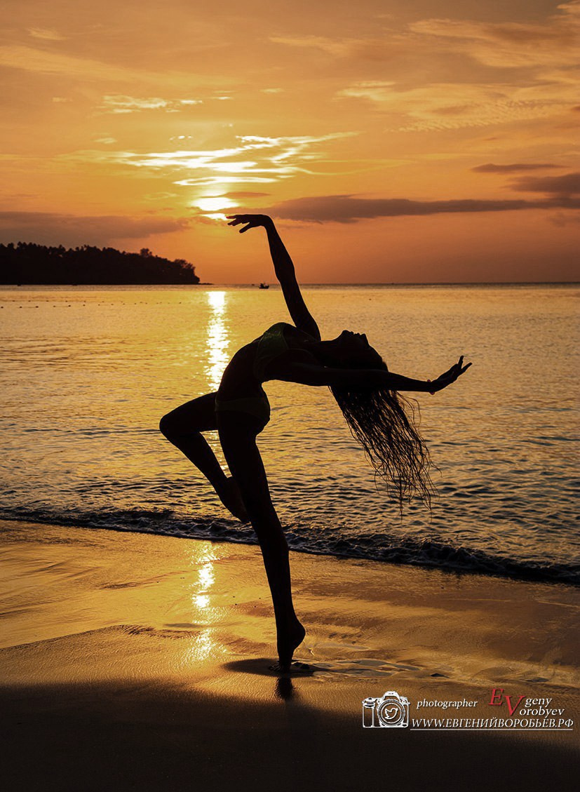 Фотосессия Пхукет фотограф красивая девушка в купальнике на пляже Патонг Ката Карон Найхарн Майкао идея место поза пример фото море заказать фотосъёмку Phuket Patong Naiharn цена стоимость описание фотосессии закат силуэт фигура танец балет балерина 