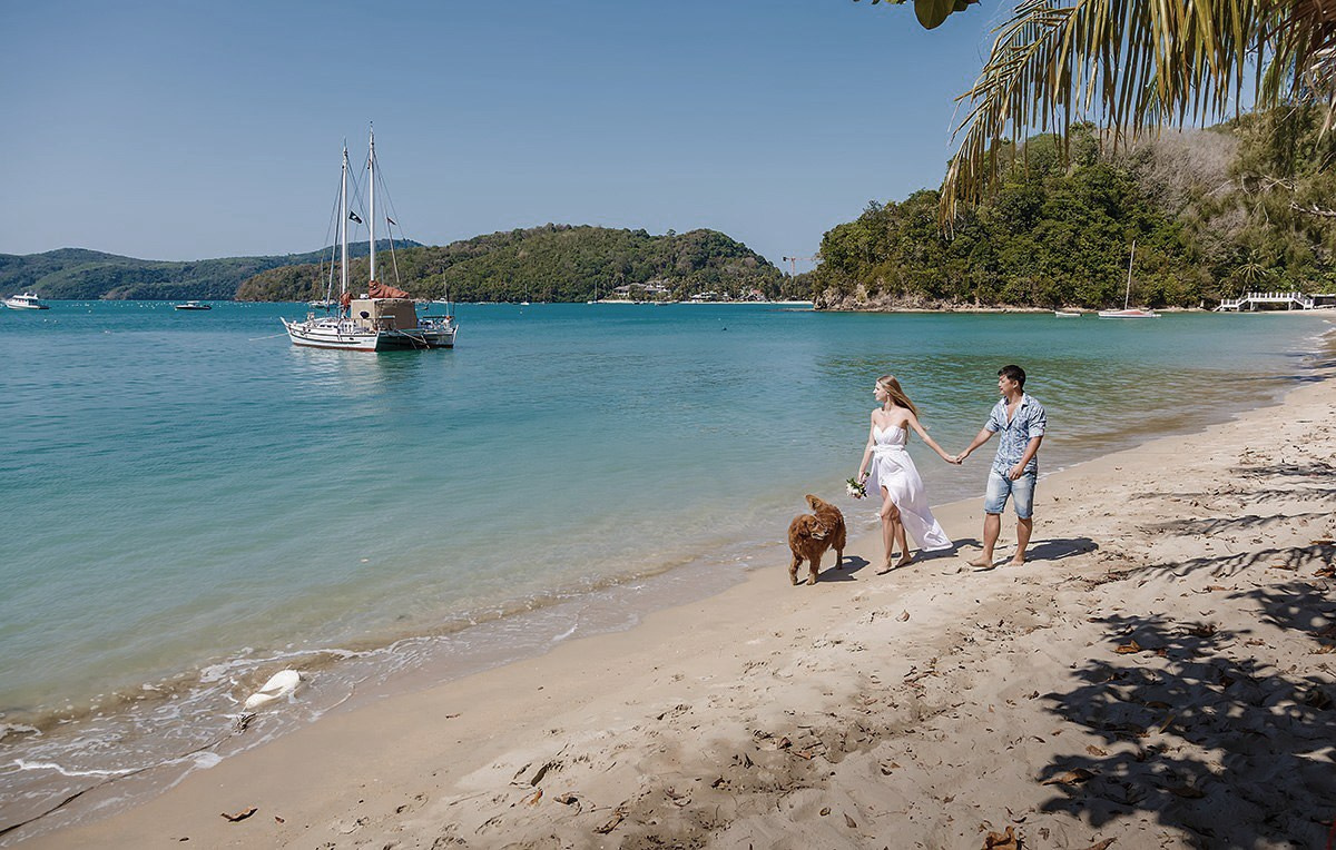 Свадебная фотосессия Пхукет фотограф пляж невеста платье жених романтическая фотосъёмка море Ката Карон Найхарн Патонг Найхарн Сурин море счастье радость идея место образ пример фото позы для фотосессии Phuket Naiharn Kata Karon Patong Surin 