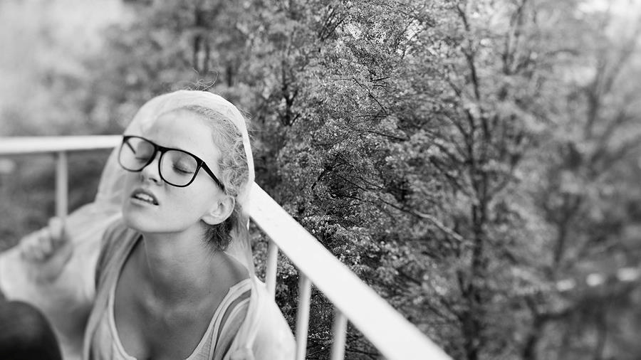 Черно-белое фото девушки на балконе от фотографа Елена Снегирева
