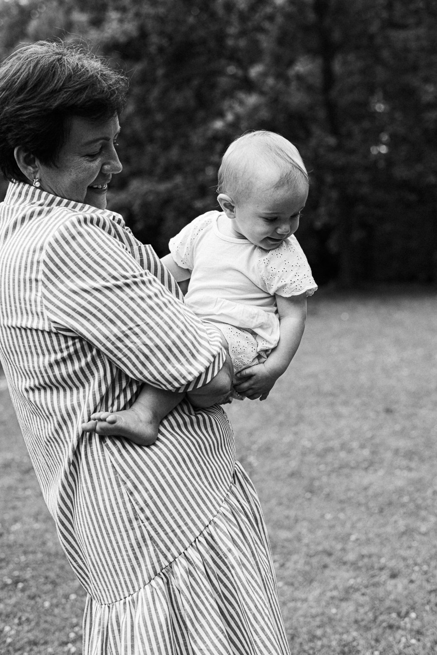 Коля, Ксюша, Саша, Андрей, Кира и бабушки | на даче