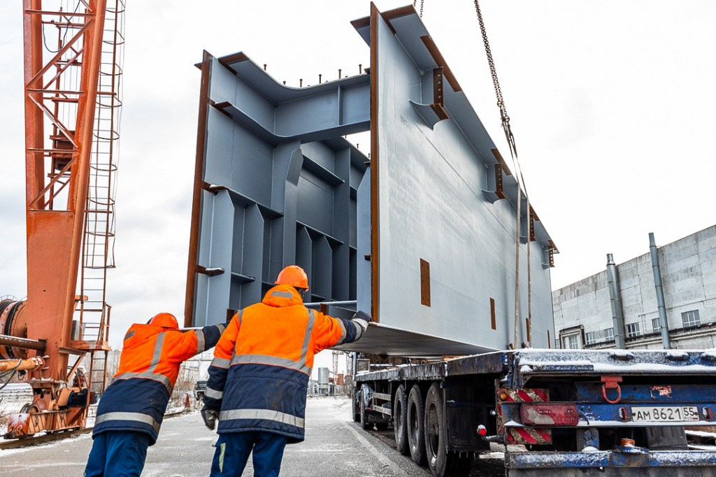 ЗМК - погрузка детали (промышленный фотограф Омск)