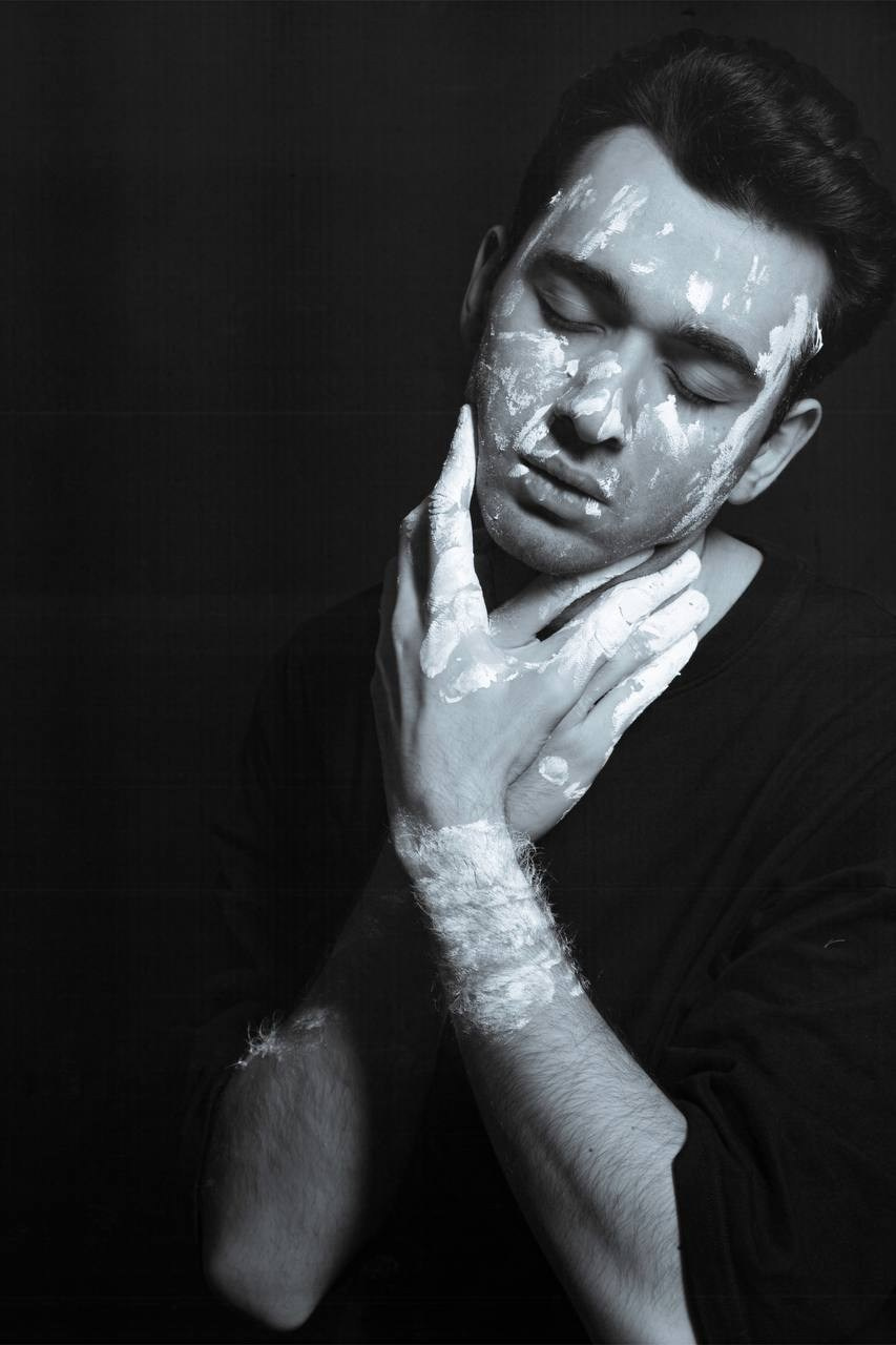 Эмоции. Краска и красные нити. Мари — фотограф и видеограф из Москвы