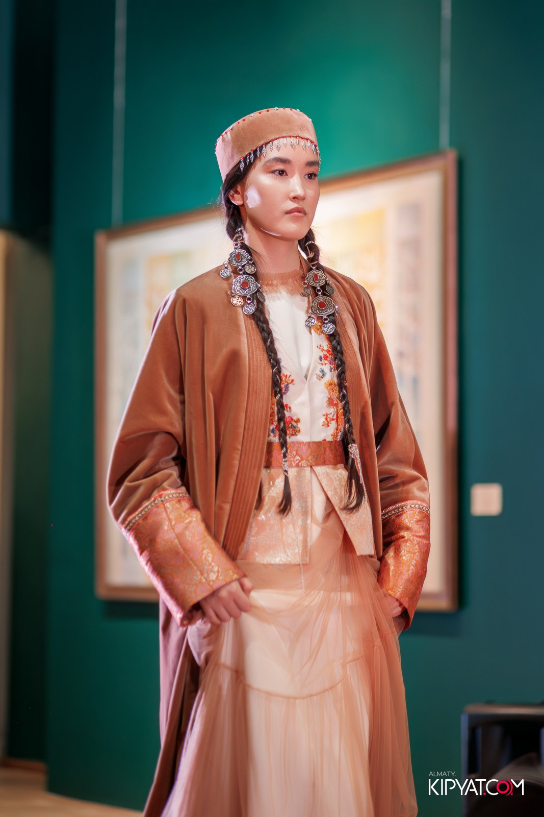 FASHION ПОКАЗ, КАЗАХСКОЙ НАЦИОНАЛЬНОЙ ОДЕЖДЫ. КИПЯТКОМ АЛМАТЫ!