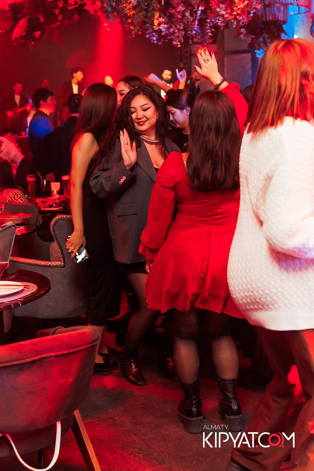 FRIENDS BAR & TERRACE. КИПЯТКОМ АЛМАТЫ!