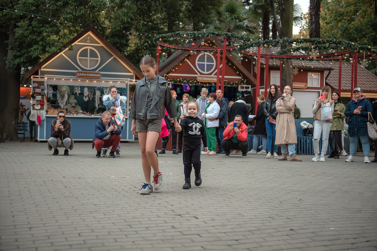 Парк Ривьера дефиле HAPPYkids. Семейный и коммерческий фотограф в Сочи Александр Бодунов