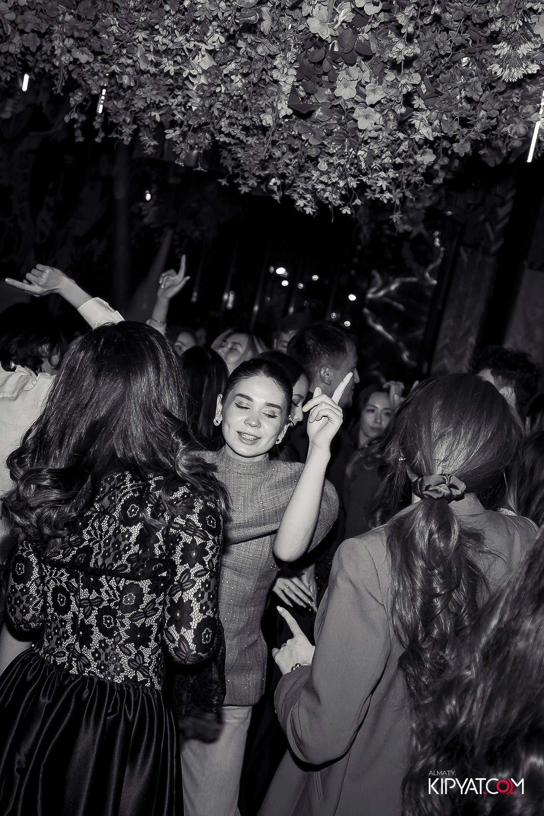 FRIENDS BAR & TERRACE. КИПЯТКОМ АЛМАТЫ!