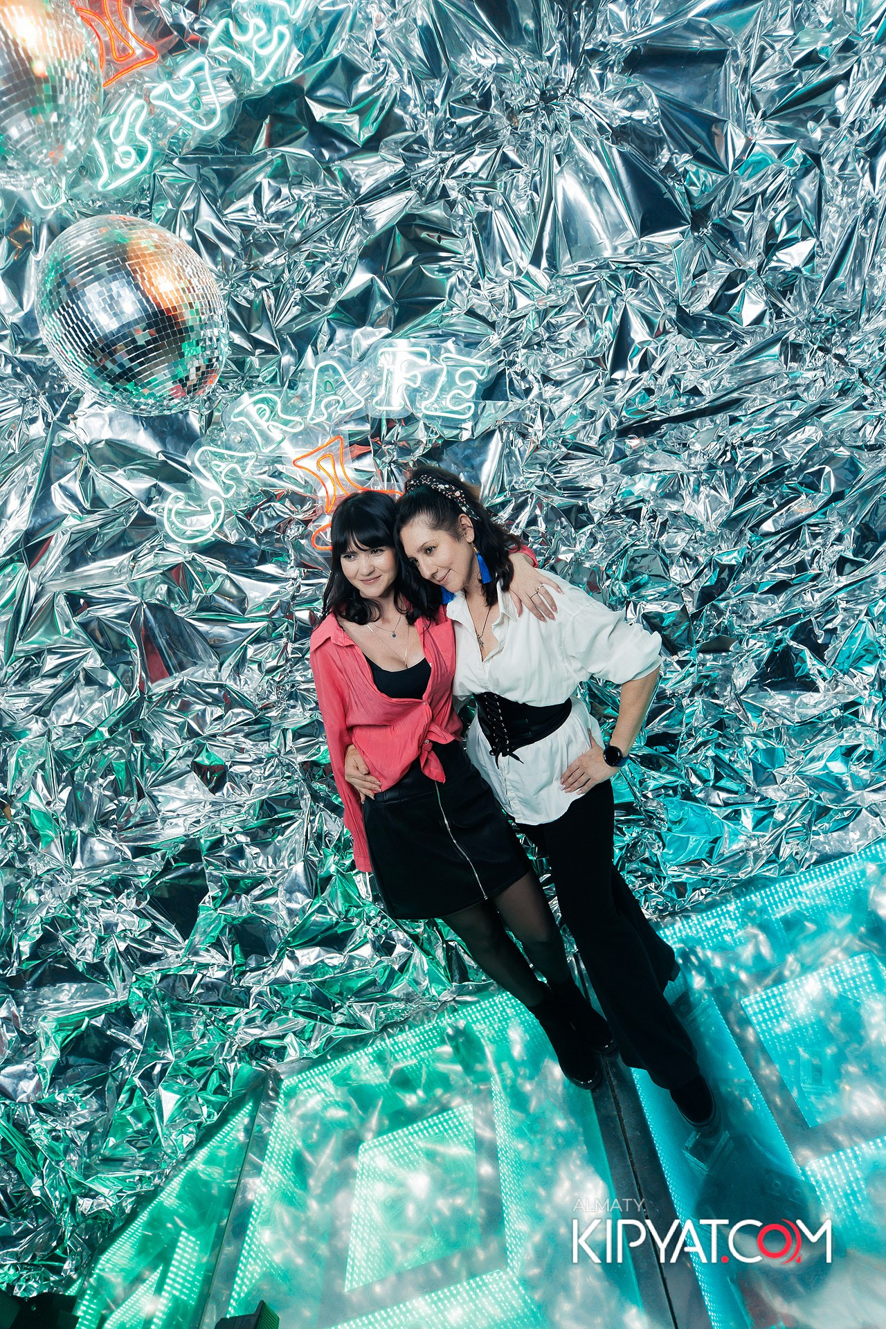 ВЕЧЕРИНКА 90Х КАФЕ CARAFE. КИПЯТКОМ АЛМАТЫ! Фотосъемка мероприятий в Алматы