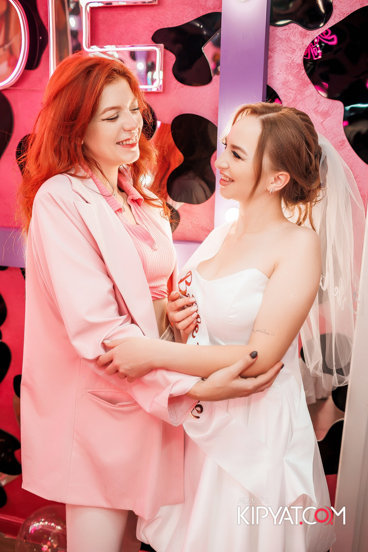 Ухо и Медведь на Курмангазы. КИПЯТКОМ АЛМАТЫ!