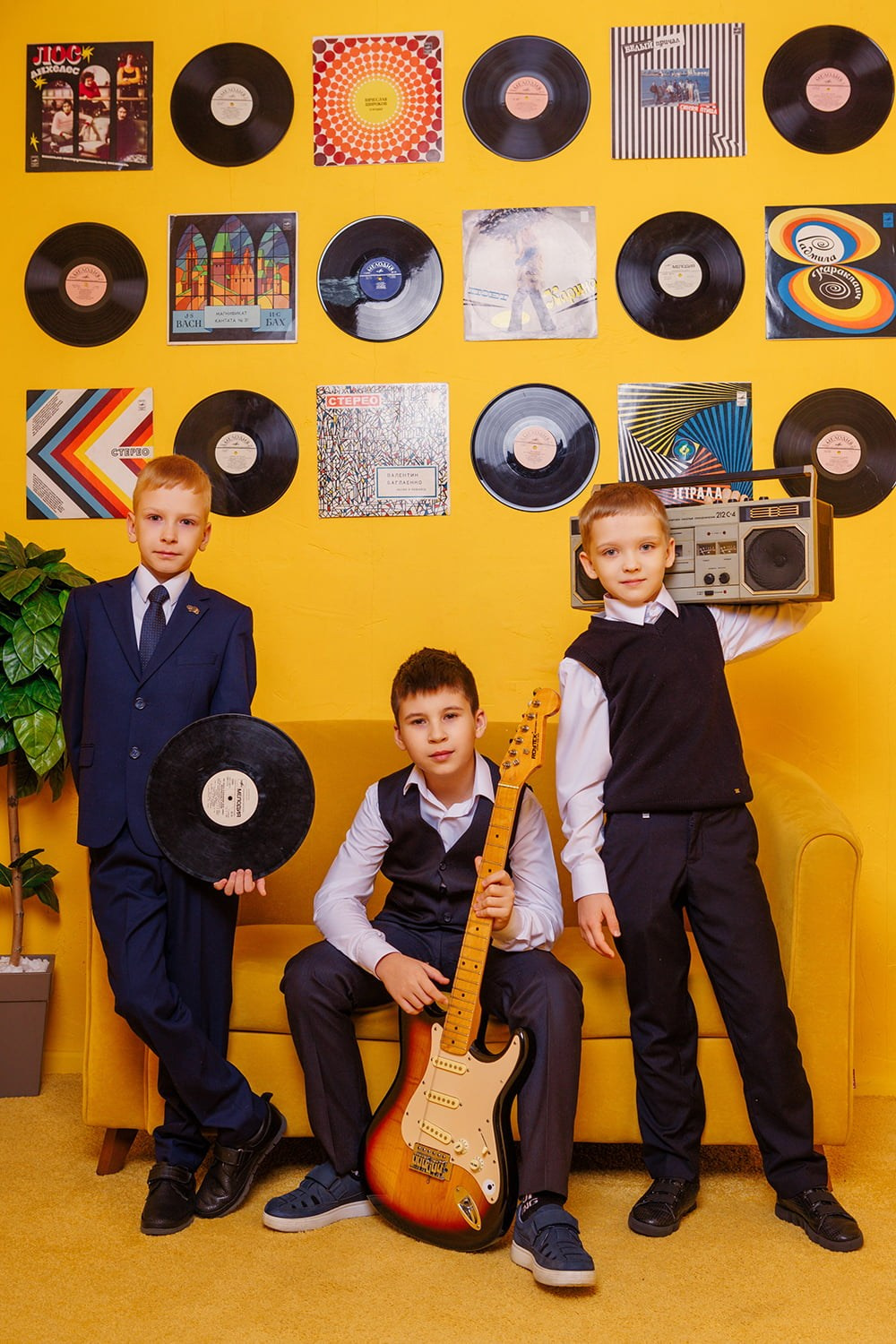 Выпускные альбомы 4 класса: яркие локации в студии. СИГМА | Студия выпускных альбомов Красноярск