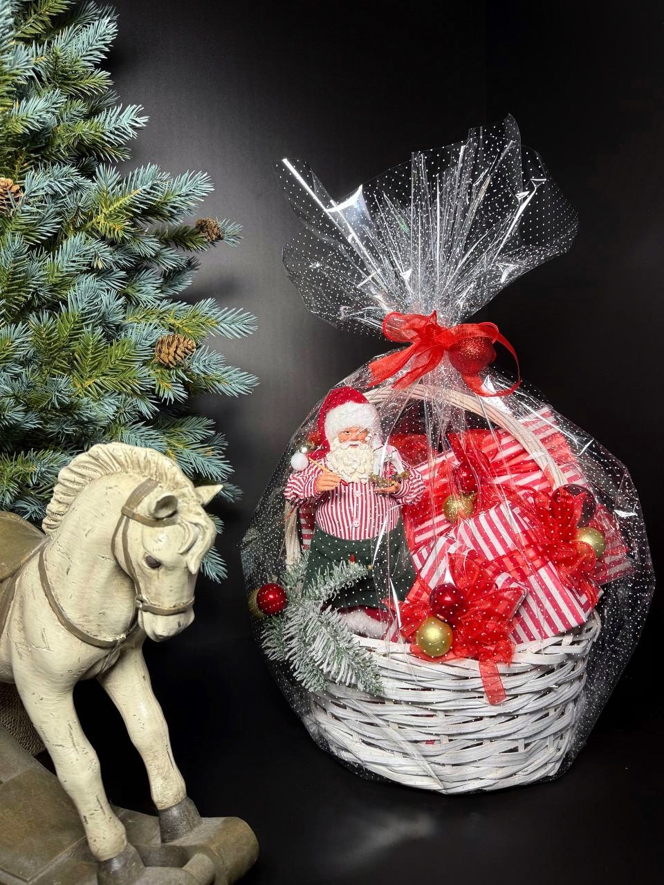 Новогодняя корзина. Студия подарочных наборов «Владия»