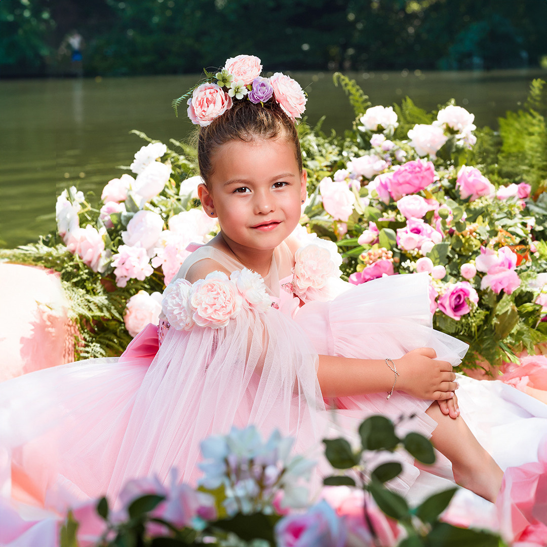 Лодка с цветами. Детский студийный фотограф Сочи