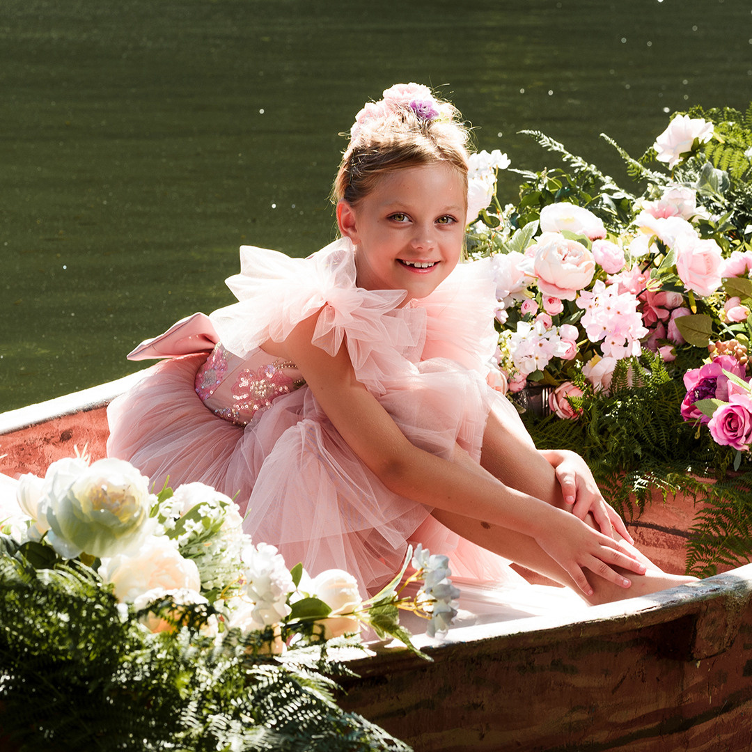 Лодка с цветами. Детский студийный фотограф Сочи