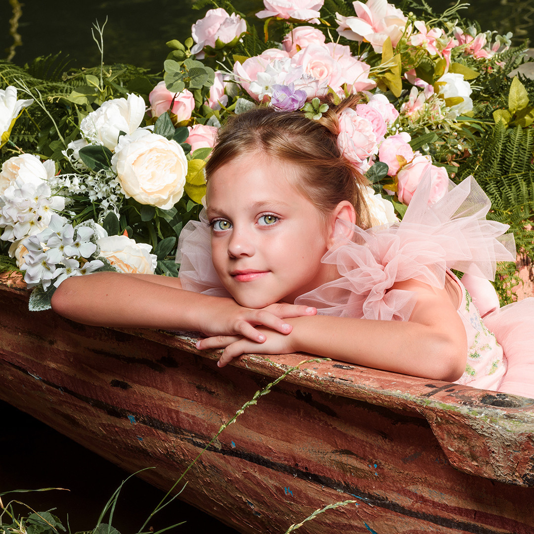 Лодка с цветами. Детский студийный фотограф Сочи