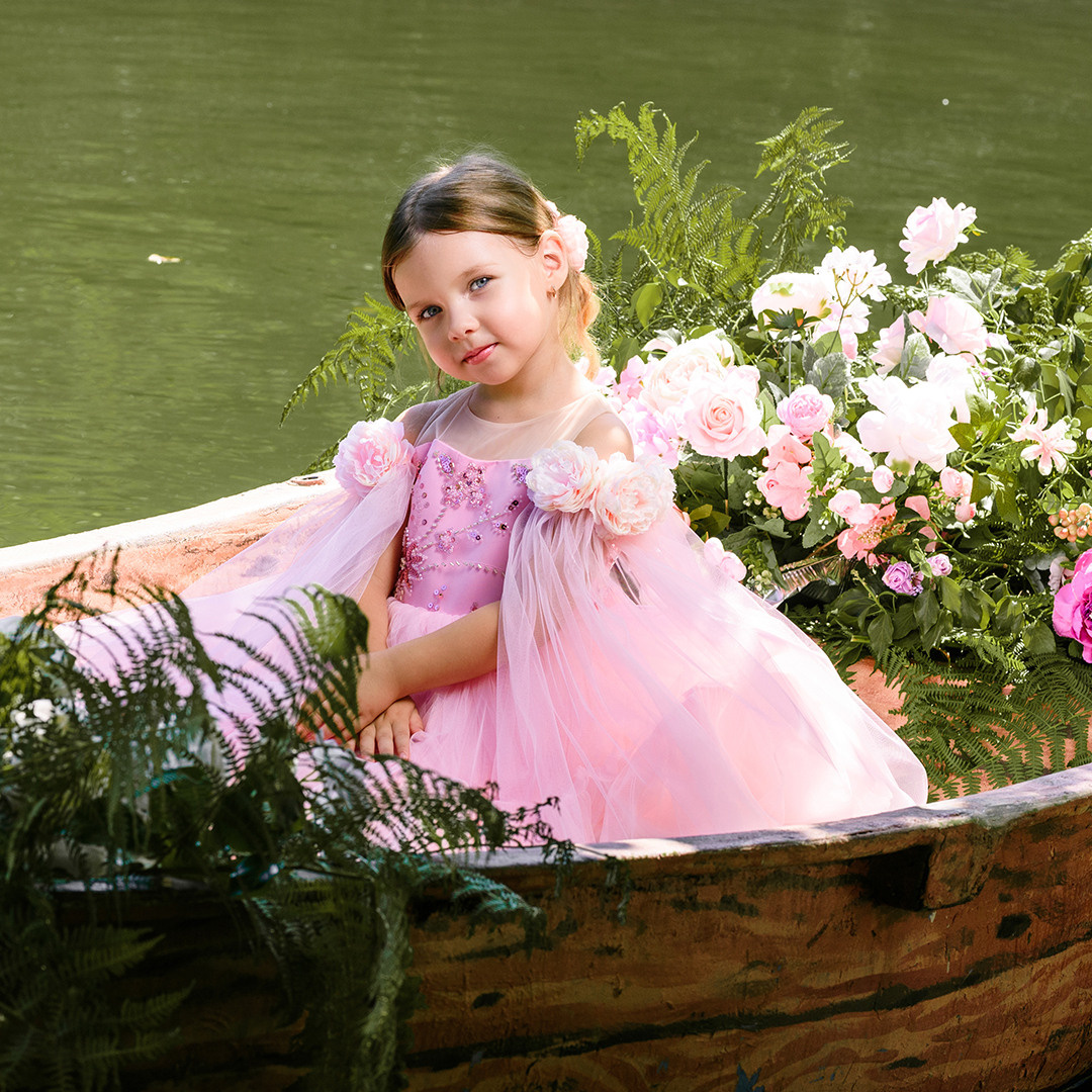 Лодка с цветами. Детский студийный фотограф Сочи