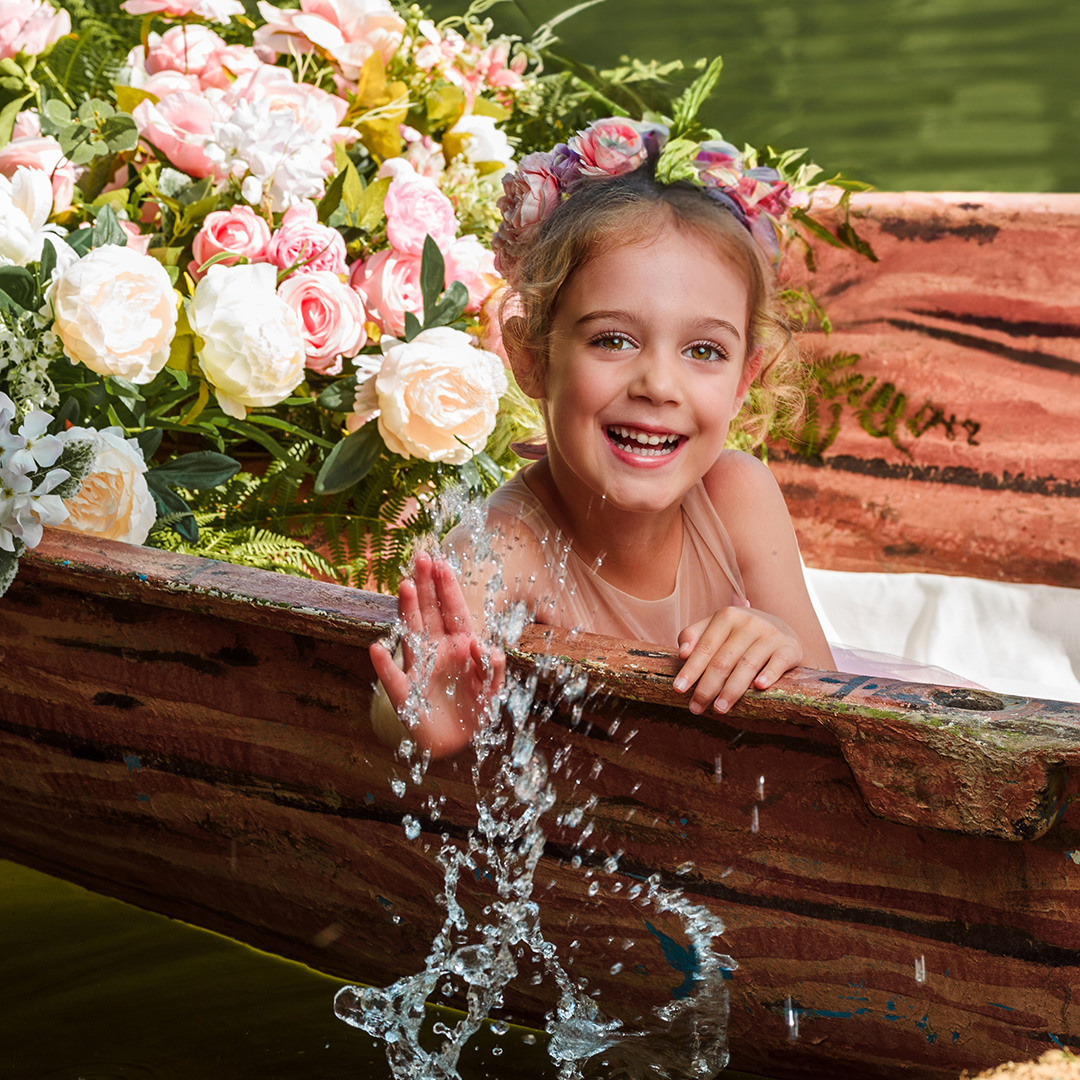 Лодка с цветами. Детский студийный фотограф Сочи