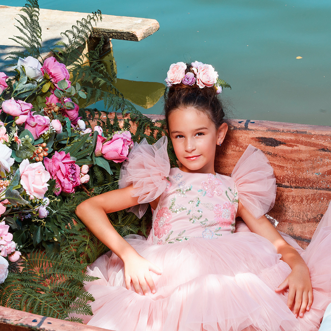 Лодка с цветами. Детский студийный фотограф Сочи