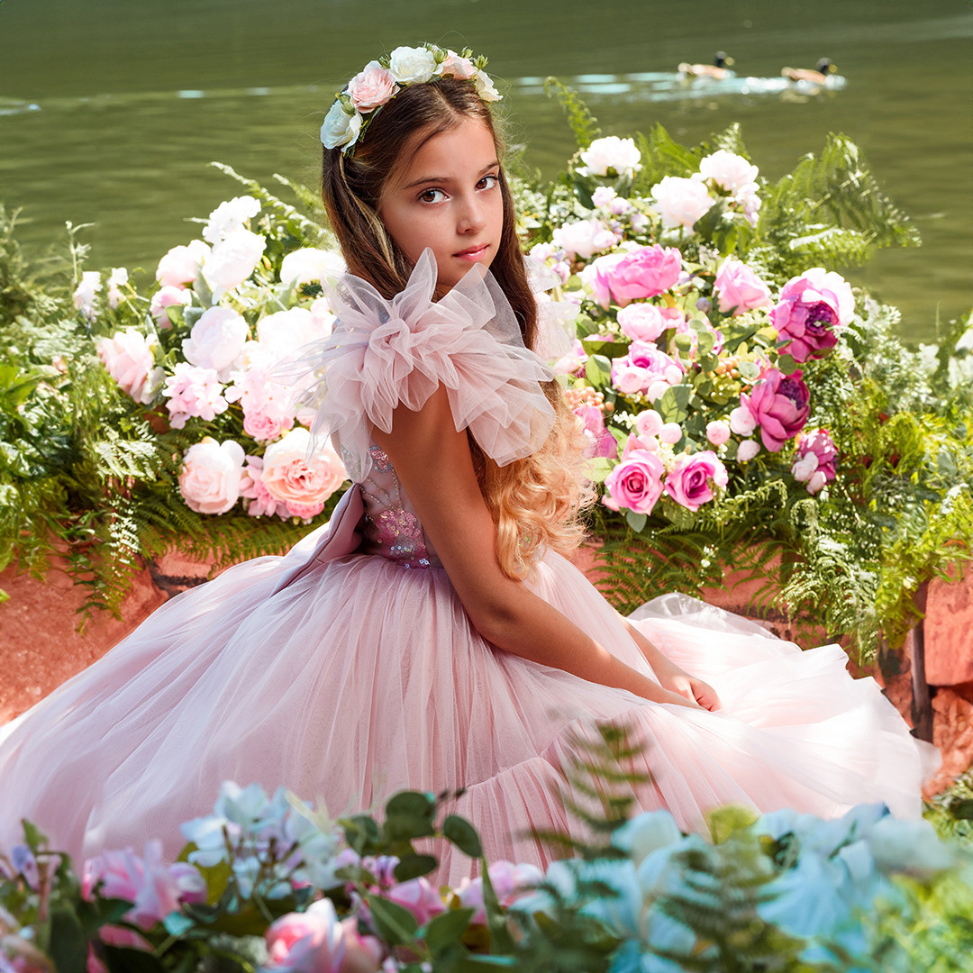 Лодка с цветами. Детский студийный фотограф Сочи