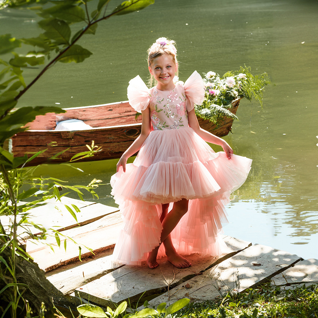 Лодка с цветами. Детский студийный фотограф Сочи