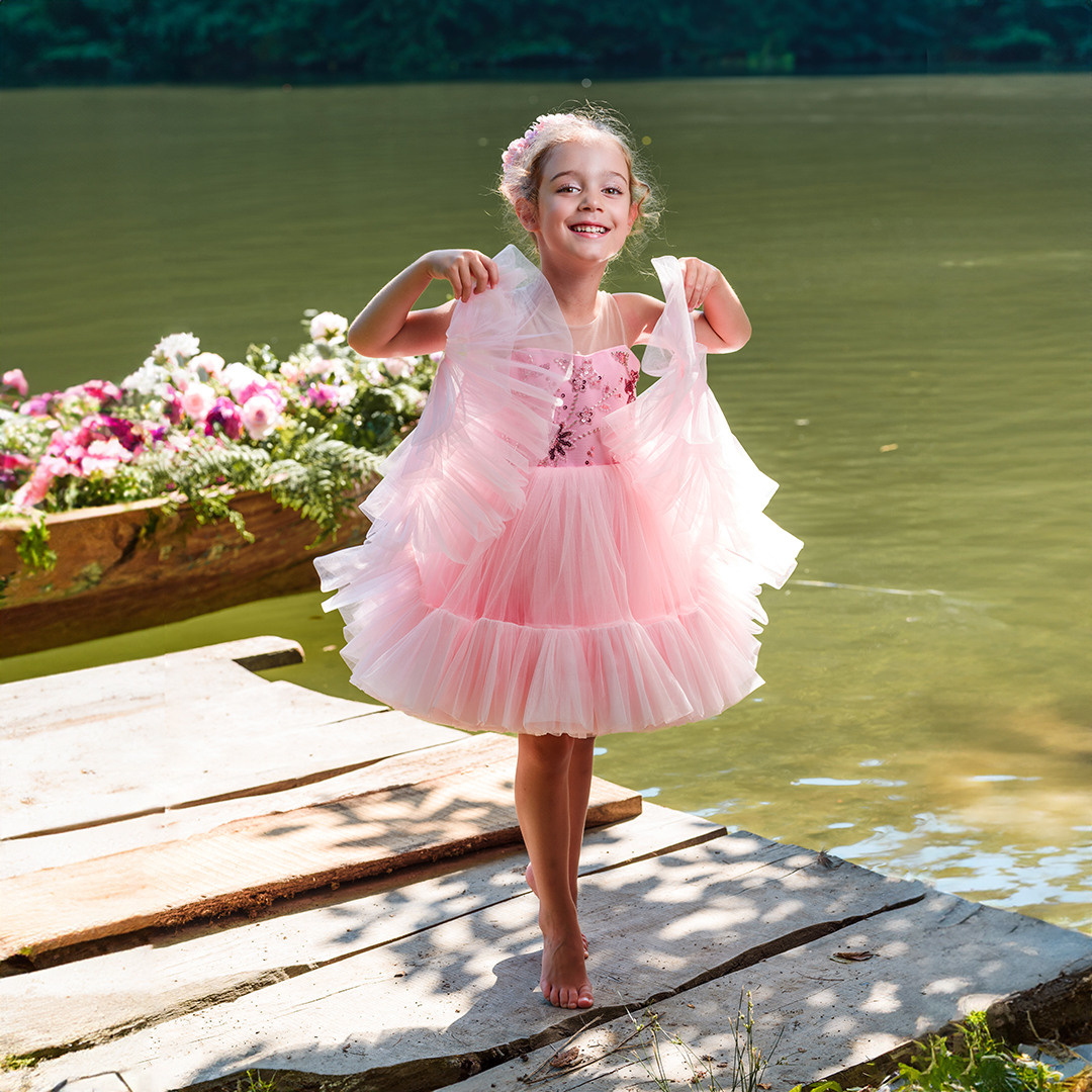 Лодка с цветами. Детский студийный фотограф Сочи