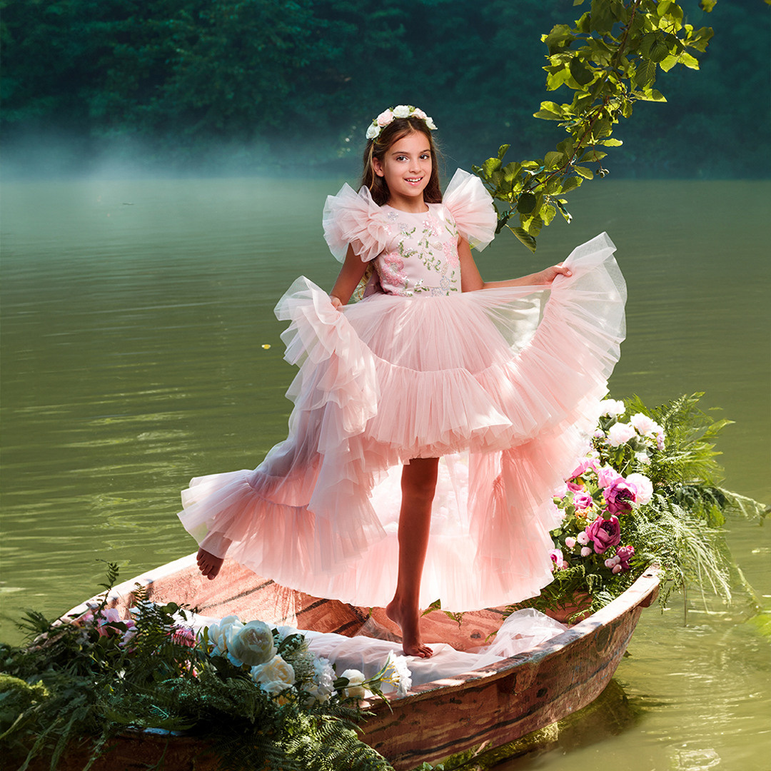 Лодка с цветами. Детский студийный фотограф Сочи