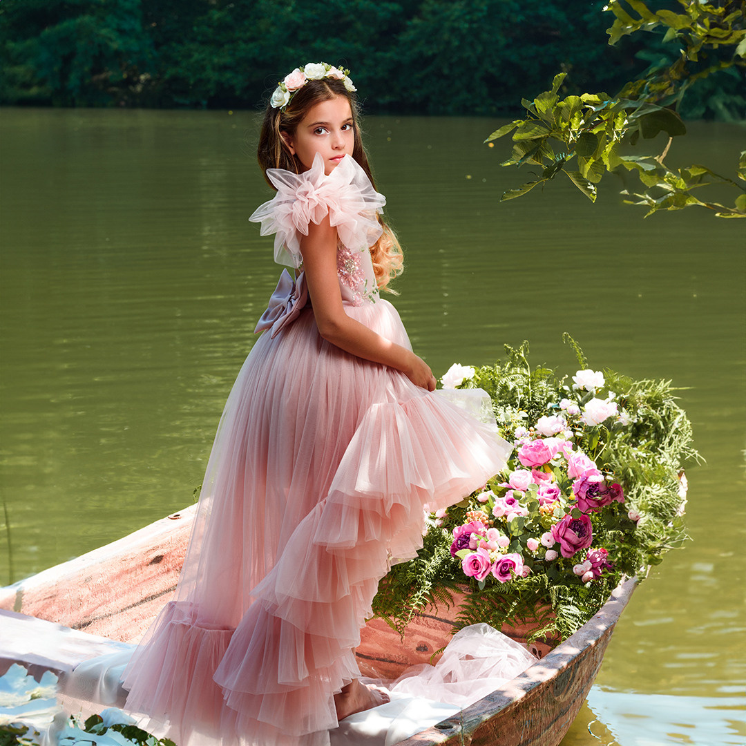 Лодка с цветами. Детский студийный фотограф Сочи